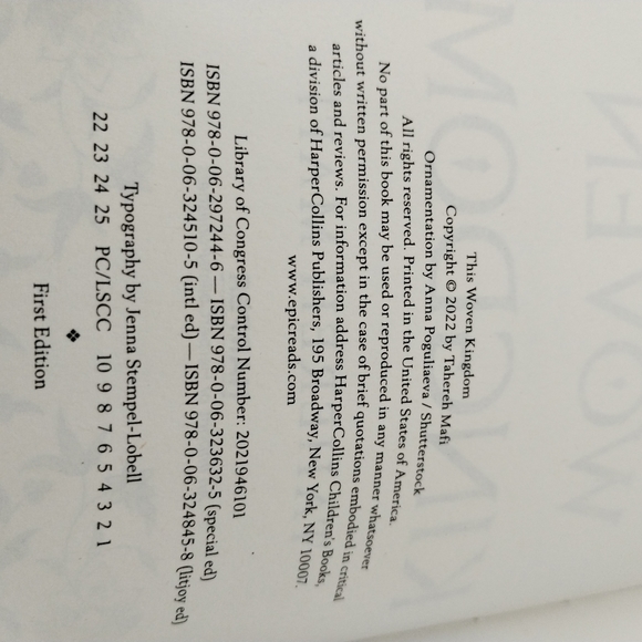 SIGNED, LitJoy Crate - This Woven Kingdom by Tahereh Mafi, gold sprayed edges  - Picture 12 of 12